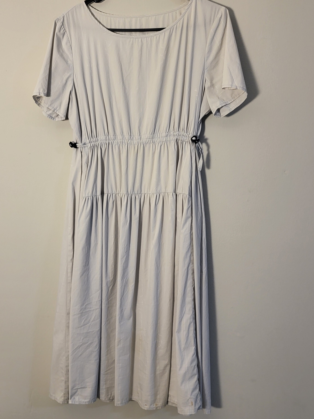 Light Gray Short-Sleeve Midi Dress with Adjustable Waist
